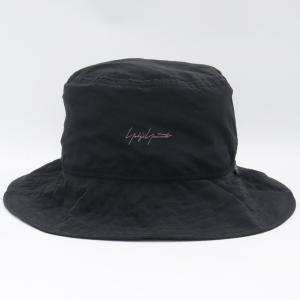 YOHJI YAMAMOTO × NEW ERA 23SS BUCKET03 LOGO PERTEX HM BLKGRY M/L HZ-H91-975 ヨウジヤマモト ニューエラ ナイロン バケットハット ロゴ 刺繍｜graiz