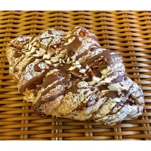 【チョコ＆ホイップのクロワッサン】さくっとふんわりの食感のクロワッサンの中にチョコクリームとホイップ 外にはチョコ掛け☆