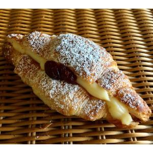 【クリームチーズクロワッサン】レアチーズのようなチーズクリームを たっぷり挟んだクロワッサン☆