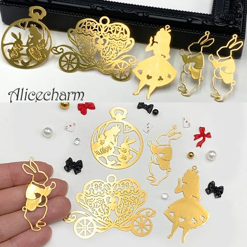 アリス 真鍮 金属チャーム 薄い 大きめ プレート チャーム ウサギ 懐中時計 馬車 トランプ 透か...