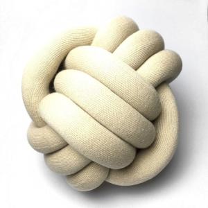 結び目クッション/ノットピロー 30cm ベージュ : Guild by POD 毛糸