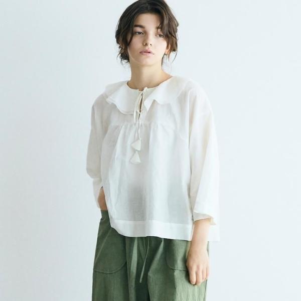 MAGALI | コットンシルクブレイド・フリルカラーブラウス (オフホワイト) | マガリ トップ...