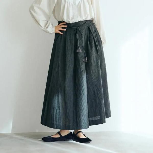 MAGALI | リネンコットンストライプ・タックワイドパンツ (チャコール) | マガリ ボトムス...