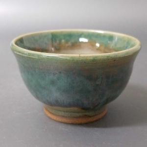 上野焼特有の緑がかった青が美しいぐい呑み
