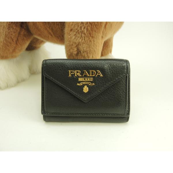 プラダ ミニウォレット 型押レザー 黒 立体ロゴ スモールウォレット 3折財布 美品@181E