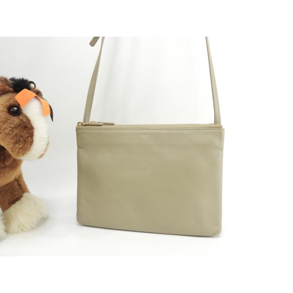 セリーヌ トリオラージ スムースレザー ベージュ ゴールド金具 クロスボディバッグ@S-BG-410...