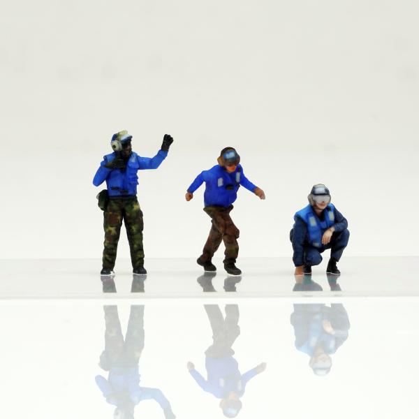 figreal 1/72 U.S.NAVY(1)BL3 3体 彩色済みフィギュア 甲板作業員 レイン...