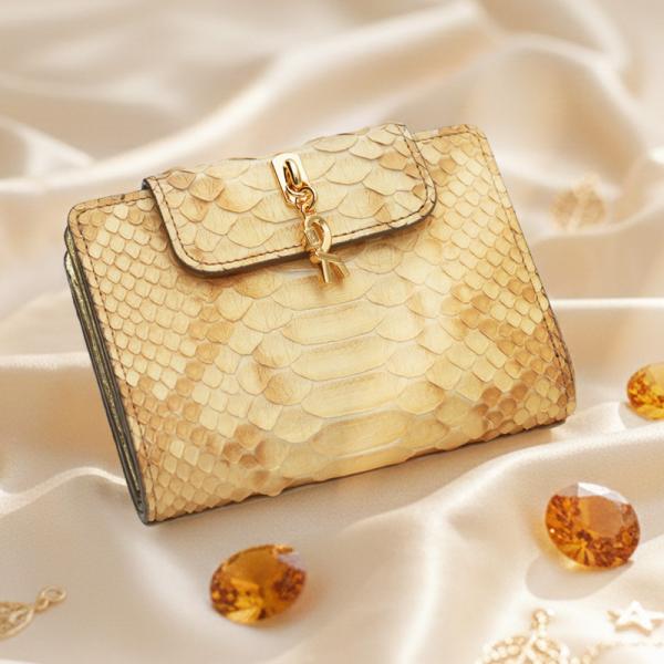 【ロベルタ】幸せを呼ぶ「太陽の宝石」がテーマ。2つ折り財布Python Amuleto（パイソン ア...