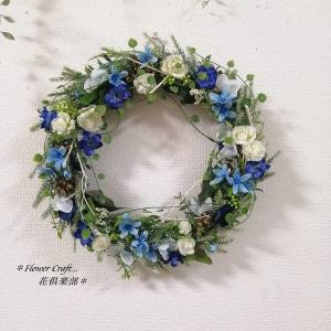 ◆直径30cmブルーと白の大きなリース◆ アーティフィシャルフラワー 壁掛け 造花 花倶楽部 プレゼント