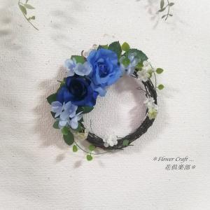 ◆横幅17cmブルーのバラのリース◆ドアリース 壁掛け 造花 花倶楽部 プレゼント