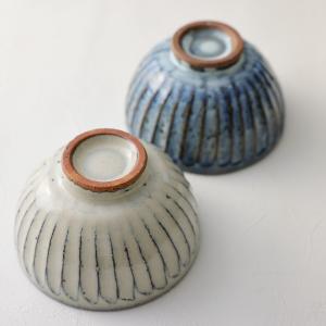 信楽焼 茶碗 ペアセット 夫婦茶碗 白青彫 お...の詳細画像2