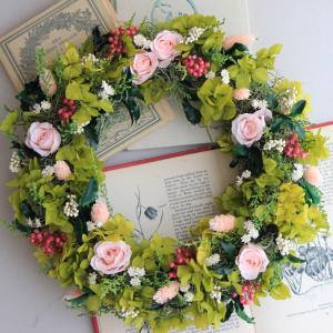 真っ赤なバラ リンゴ いちご プリザーブドフラワーとフェイクの果物の