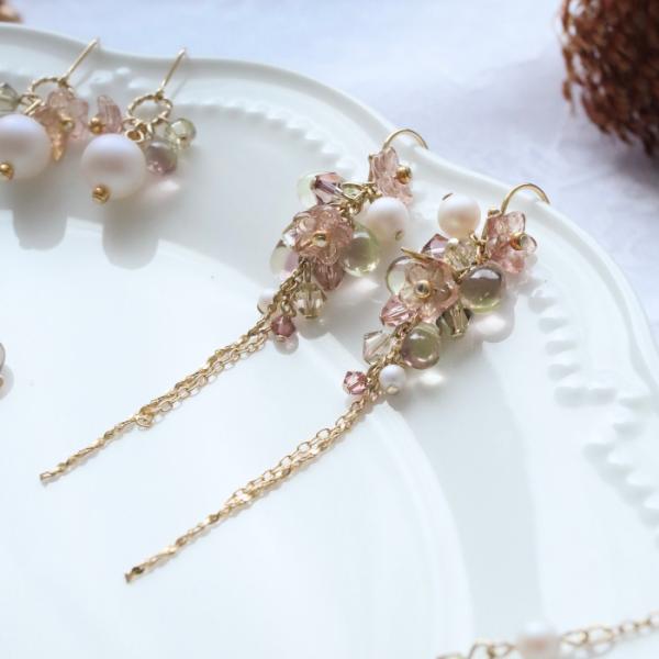 ピアス イヤリング ロング 秋 冬 春 ガラス ハンドメイド ビーズ アクセサリー キラキラ プレゼ...