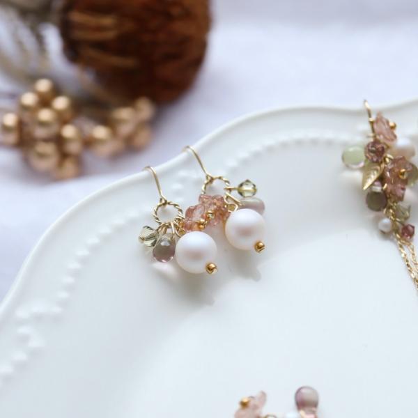 ピアス イヤリング 秋 冬 春 パール ガラス ハンドメイド ビーズ アクセサリー キラキラ プレゼ...