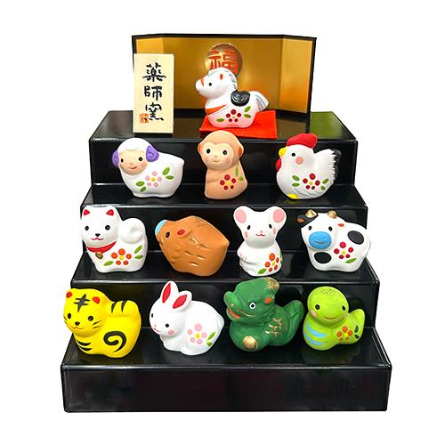 【正月用品】　薬師窯　錦彩招福十二支段飾り　46 ハンズ