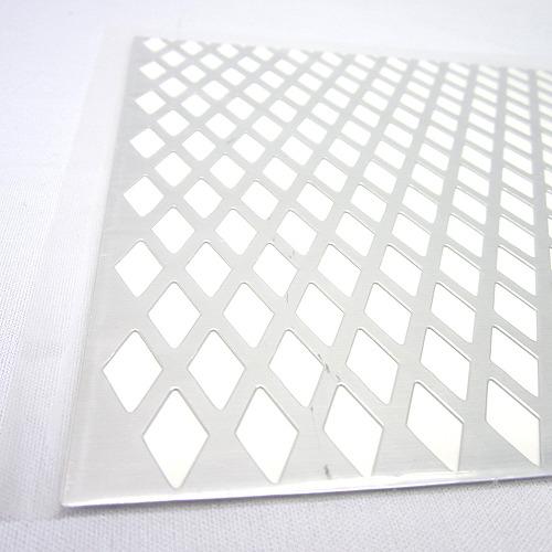 アルミパンチング板　菱形型　200×300×0.5mm│金属材料　パンチングメタル・金網 ハンズ