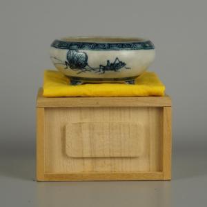 【中古】盆栽鉢 佐野 大助 小鉢 長辺 約 8.3cm 丸鉢 染付 鈴虫 スズムシ 雷紋 模様 箱付 布付 鑑賞 観賞用 現品 中古鉢