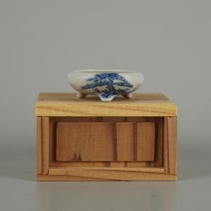 【中古】盆栽鉢 市之倉 石州 豆鉢 長辺 約 4.7cm 丸鉢 染付 松 まつ マツ 人物 青 ミニ鉢 箱付 鑑賞 観賞用 現品 中古鉢