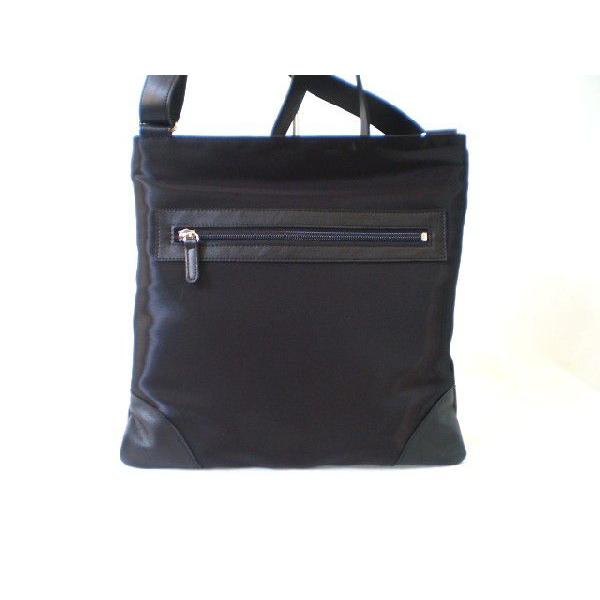 斜めがけバッグ　不思議なツヤのカッコいい黒のバッグ。