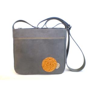 グレーの牛革ヌバック斜め掛けショルダーバッグ