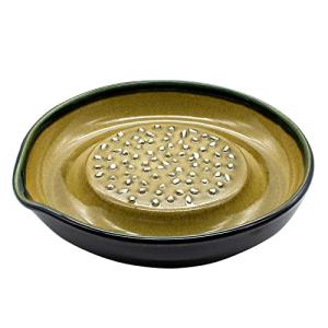元重製陶所 石見焼 大根おろし 皿 テーブルを傷つけない シリコン 底 (直径約18cm・すべり止め付) 織部 もとしげ おろし器 もとしげ 日｜hapitize