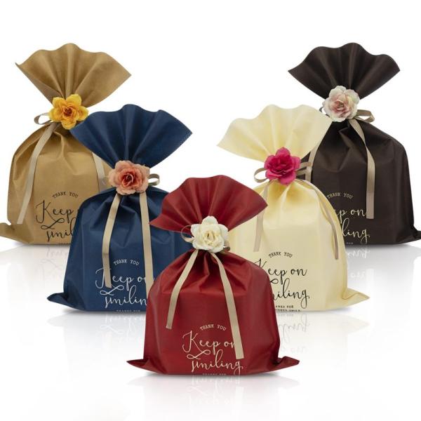 TEMLUM ラッピング袋 ギフトバッグ 不織布 包む リボン付き 手作り造花 プレゼント用 5色 ...