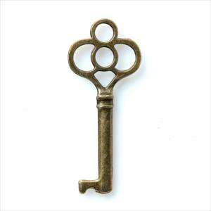 金古美 チャーム 1個 鍵 四つ葉 中 キー カギ かぎ アンティークゴールド アクセサリー パーツ カン付き 金具 金属 メタル ピアス タッセル レジン 材料 T-270