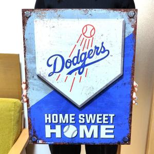 ブリキ看板 ドジャース ロゴ おしゃれ USA製 プロ野球 Home 正規ライセンス品 ホームベース ブルー Los Angeles Dodgers 壁飾り｜Zippoタバコケース喫煙具のハヤミ