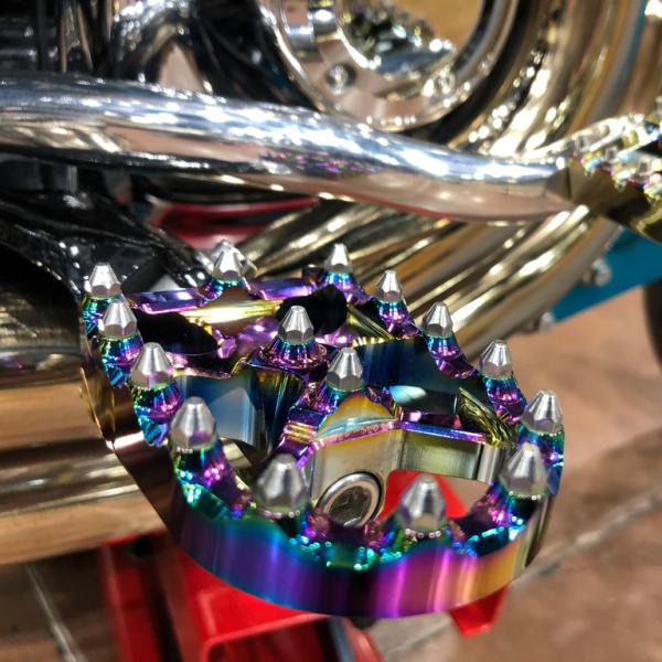 FLO motorsports MXスタイル フットペグ ジェットフューエル 122-8083