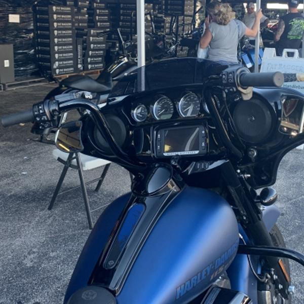 2016〜2020 FLHT、FLHX 1.25インチ ラウンドトップハンドルバー プラグアンドプレ...