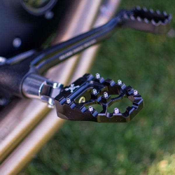 XL スポーツスター、ダイナ、ソフテイル MXエボリューション フットペグ Burly Brand