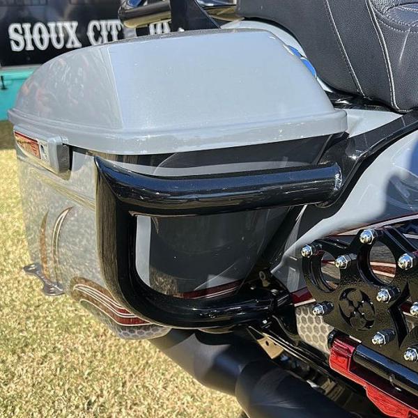 Siouxicide Choppers サドルバッグガード ブラック ハーレー FLHX、FLTRX...