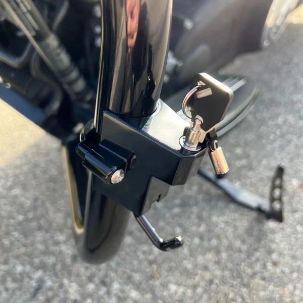 Hog Workz Fort Knox ユニバーサル・ヘルメットロック (ブラック) HW12105...