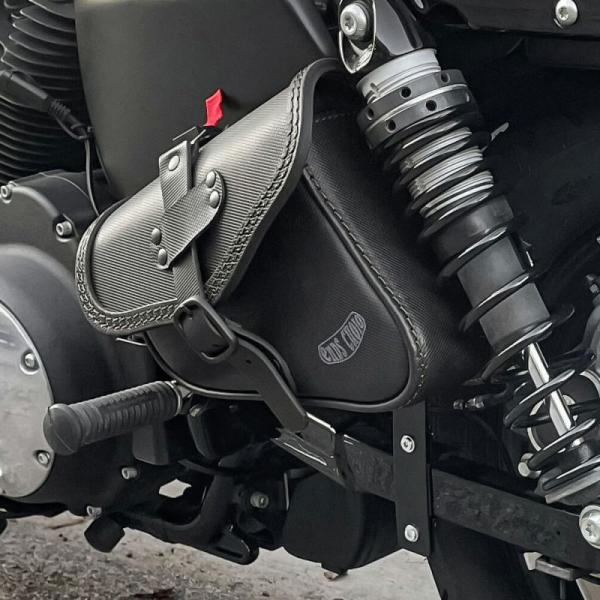 エンズクオイオ Rev Mambo レザーサドルバッグ 4L 左用 (ブラック) スポーツスター