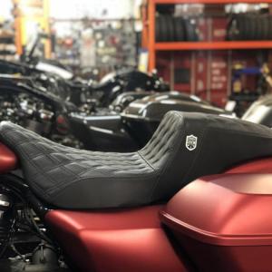 ダイナ SDC パフォーマンスグリッパーシート Saddlemen : HD-PARTS