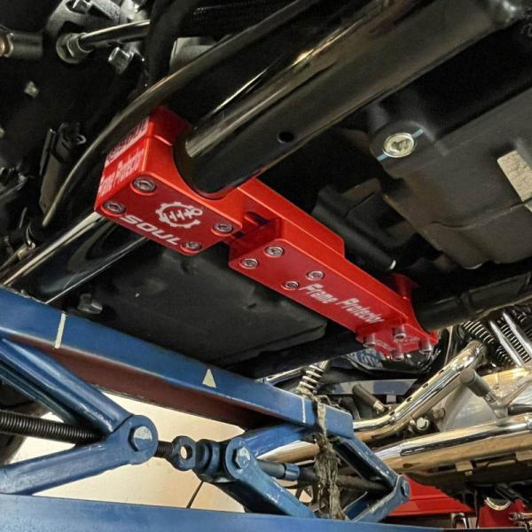 SOUL ハーレー M8ソフテイル用 フレーム剛性プロテクター レッド