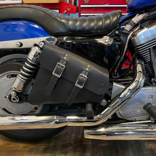 スポーツスター 本革ライトソロスイングアームバッグ クイックリリースバックル ブラックステッチ BA...