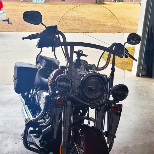 M8 ヘリテイジクラシック、デラックス 18インチ カーブ付ウィンドシールド (クリア) クリアビュ...