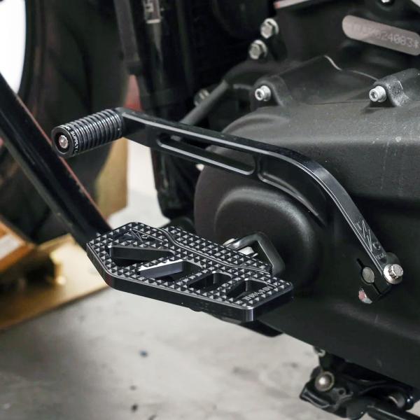 スラッシンサプライ スポーツスター、ダイナ、FXR、ソフテイル APEX ミニフロアボード (ブラッ...