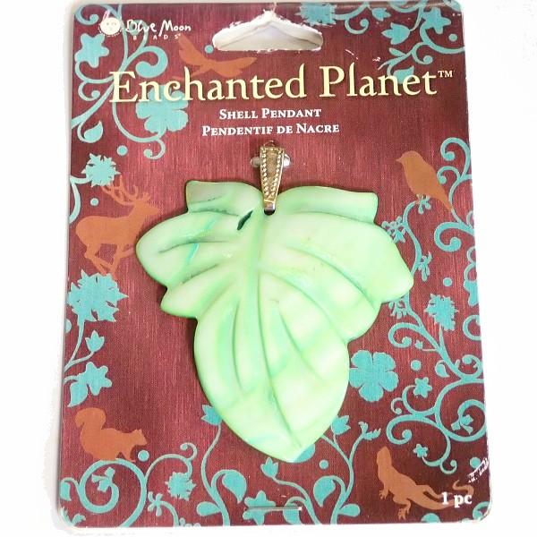 10045-《Blue Moon Beads》　シェルリーフペンダント　ライトグリーン　４８x４８m...