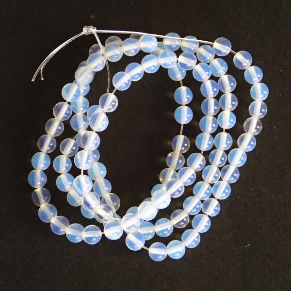 1031-《天然石　1連売り》　ホワイトオパール（人造）　丸玉４mm　１本約３８cm（約１００個）