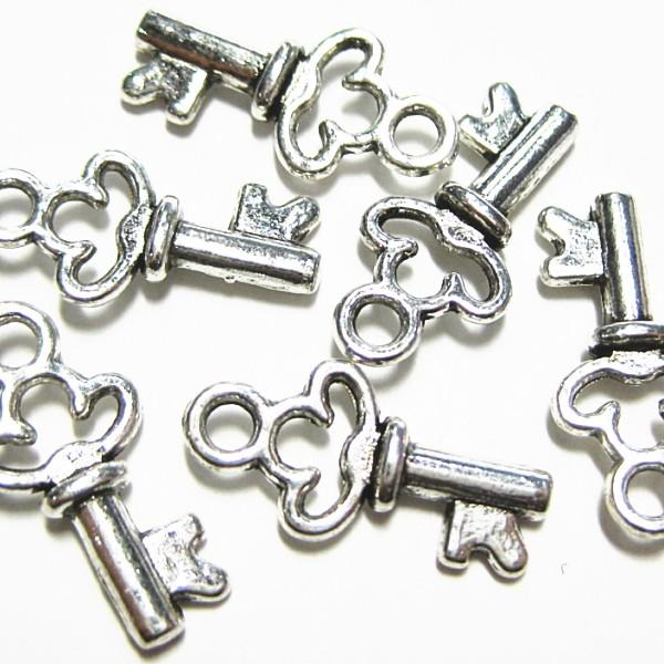 11194-《メタルチャーム・パーツ》　ミニ鍵　銀色　１６ｘ６mm　約５０個/１セット