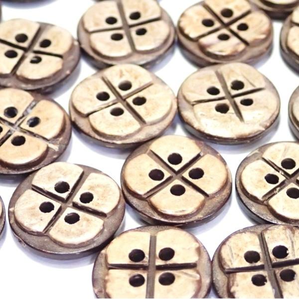 12210-【ウッドビーズ】　ボタン　１５mm　４ホール　２０個/１パック