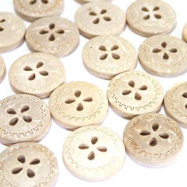 12212-【ウッドビーズ】　ボタン　１３mm　４ホール　２０個/１パック