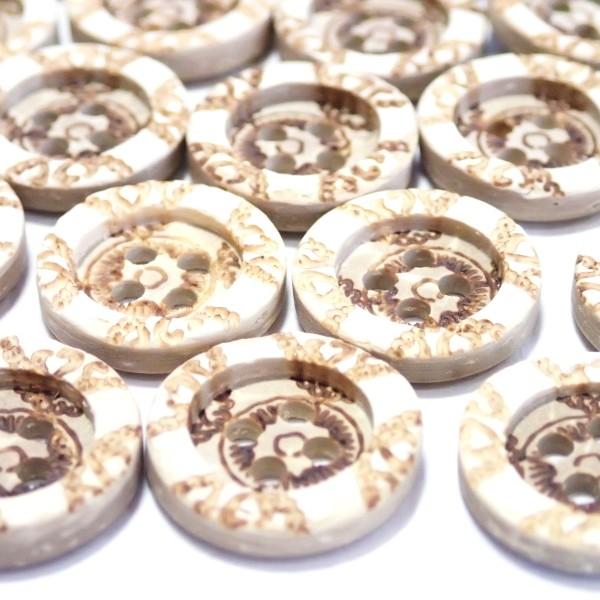 12214-【ウッドビーズ】　ボタン　１５mm　４ホール　２０個/１パック