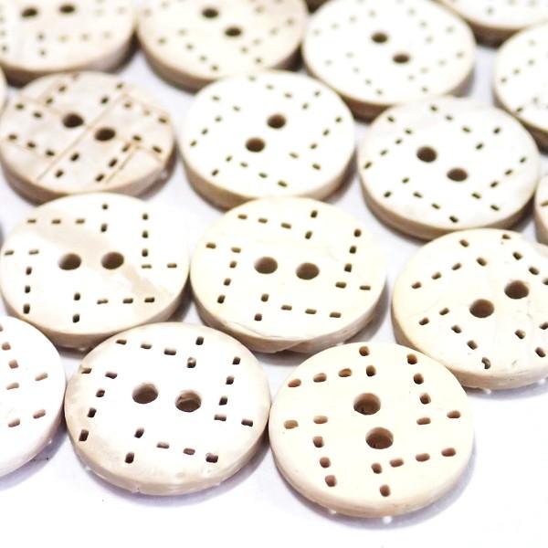 12216-【ウッドビーズ】　ボタン　１３mm　２ホール　２０個/１パック