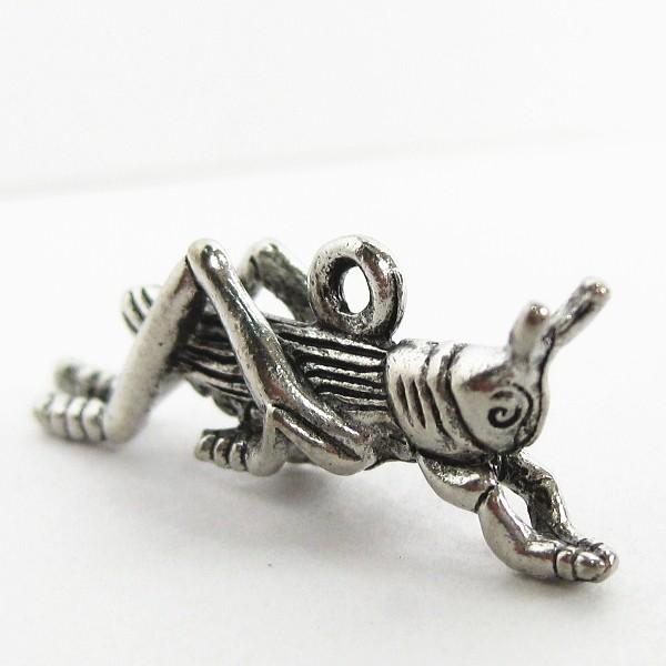 13120-【ＮＹピューター】　バッタ　チャーム　銀古美　２３mm　５個/１セット