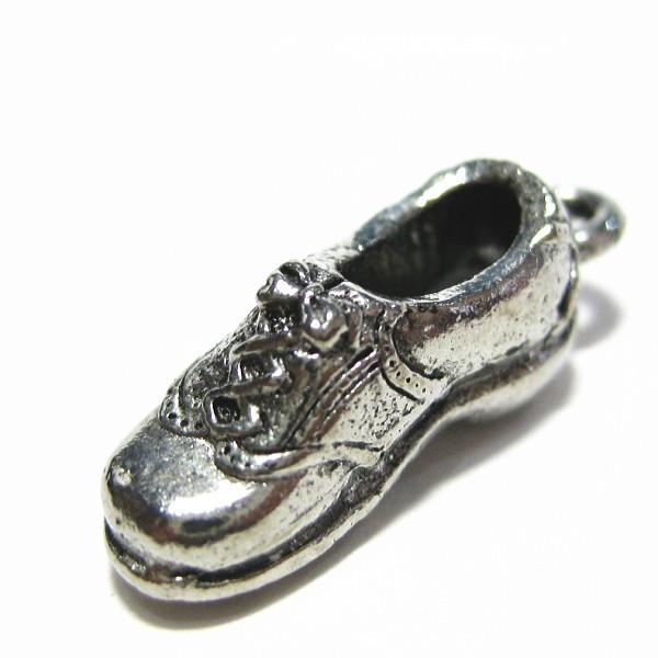 13133-【ＮＹピューター】　スニーカー　チャーム　銀古美　１７mm　５個/１セット