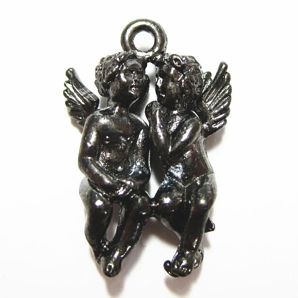 1316-【ＮＹピューター】　天使二人　チャーム　黒銀色　１９mm　５個/１セット