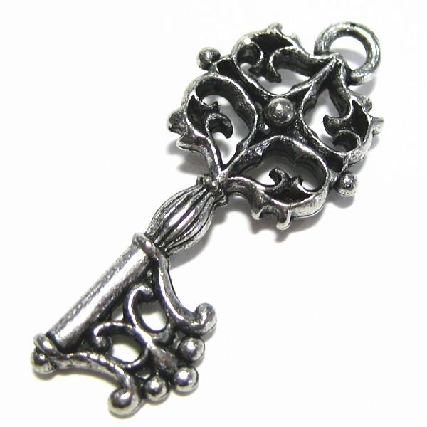 15036-【ＮＹピューター】　鍵　チャーム　銀古美　３２mm　５個/１セット